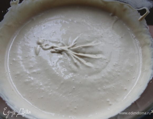 Вводим сливки в кофейный крем, взбиваем 10 секунд на самой низкой скорости миксера, крем будет однородным и насыщенным кислородом. Оставим его на 10 мин, чтобы начал "схватываться". Если видите, что он жидковат, то можно поставить его в холодильник.