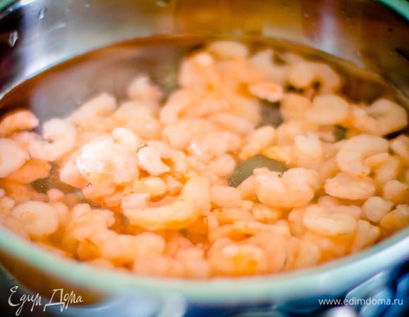 Размороженные креветки варим 3 минуты