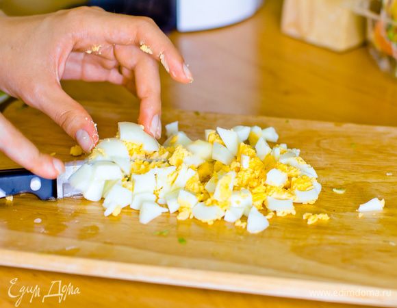 Крошим отваренные яйца