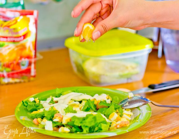 Смешиваем покрошенные яйца, мякоть авокадо, креветки, измельченные листья салата, добавляем майонез и сбрызгиваем лимонным соком