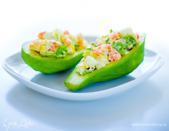 Выкладываем салат в лодочки из авокадо