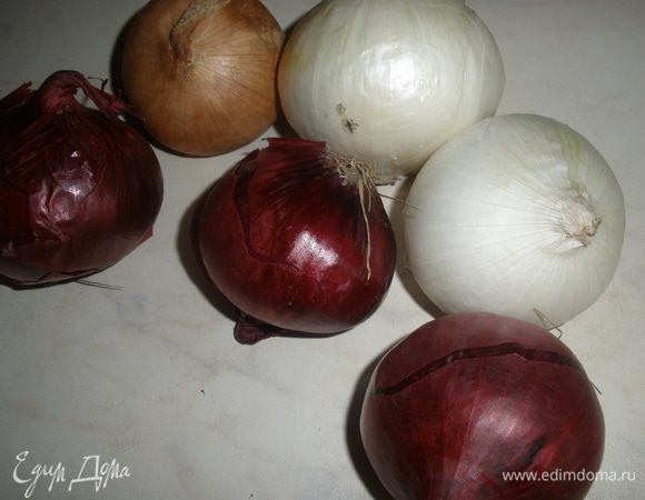 Я взяла 3 красные луковицы, 2 белые и 1 луковицу репчатого. Считаю, что лук-порей тут будет не уместен. 
Весь лук очистить и нарезать на крупные полукольца. 