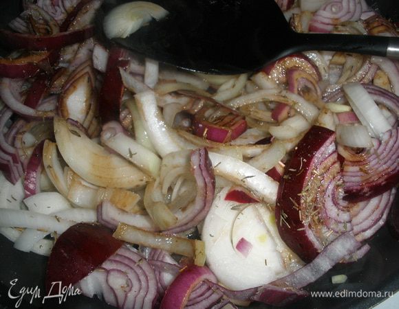 В большой сковороде растопить сливочное масло. Добавить оливковое и выложить туда лук. Приправить тимьяном, солью, сахаром и бальзамиком. Обжаривать примерно 15 минут на среднем огне, постоянно помешивая. 