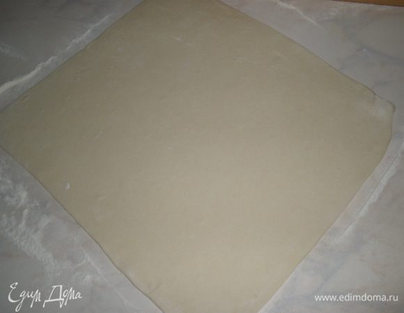 Тесто раскатать в пласт большего деаметра, чем форма. У меня разъемная 24 см. 