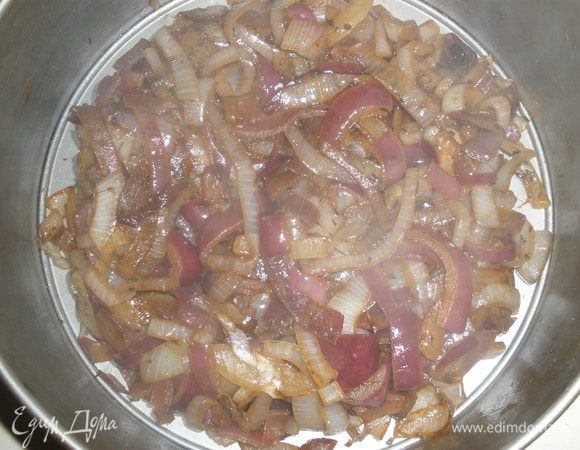 Выложить в форму лук, лопаткой подвинуть его к центу, чтобы по краям было свободное место. 