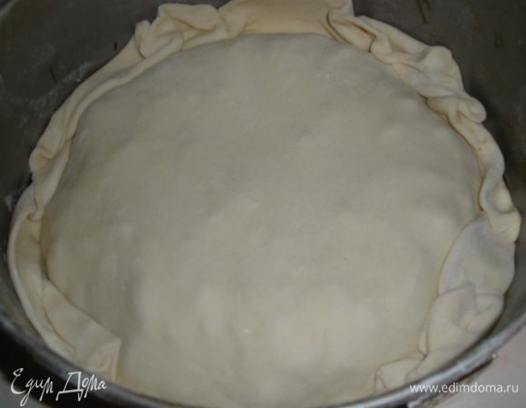 Накрыть лук тестом ,подогнув края внутрь. Выпекать 25 минутпри температуре 200 градусов. 