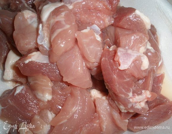 Мясо нарезать на маленькие кусочки.