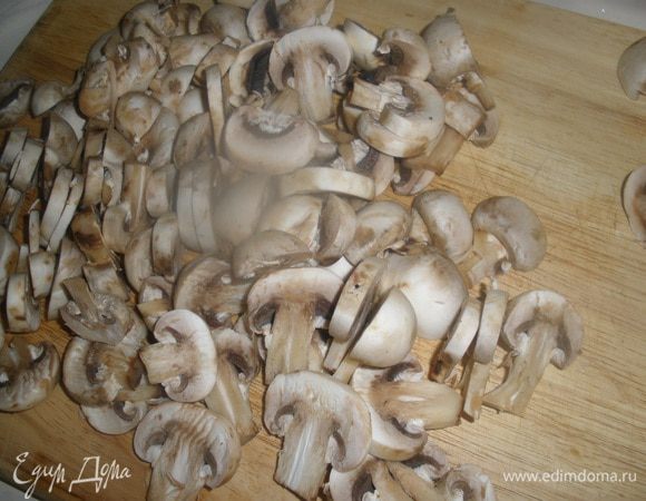Грибы помыть и нарезать на продольные ломтики. 