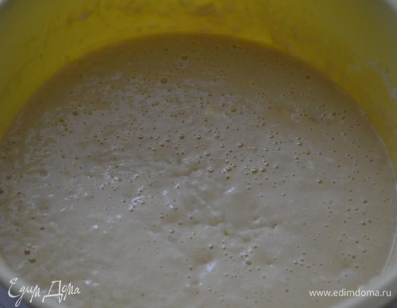 Опара: Молоко подогреть, развести в нем дрожжи, добавить сахар, щепотку соли, пару ст л муки, накрыть полотенцем и в теплое место.
Через пол часа добавить растопленный маргарин, ваниль, сметану, яйца, подсолнечное масло (все комнатной температуры)и часть муки, хорошо размешать, должно быть не сильно жидкое тесто, и опять в теплое место на 30 мин.
