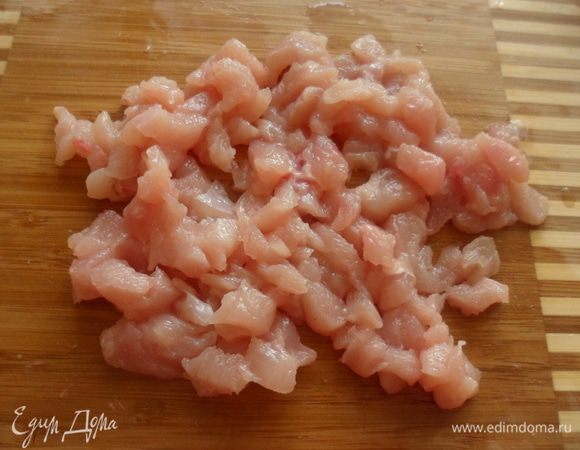 Куриное филе хорошо помыть и мелко нарезать