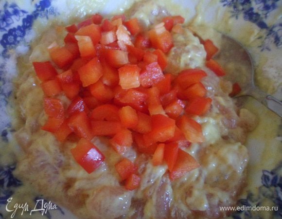 Нарезать небольшими квадратиками болгарский перец и добавить в куриное тесто и снова перемешать