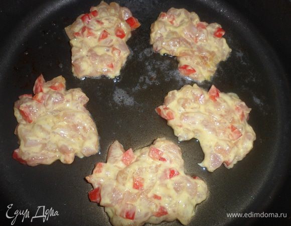 Налить в сковороду растительное масло и выложить ложкой куриное тесто небольшими порциями. Обжарить до золотистой корочки