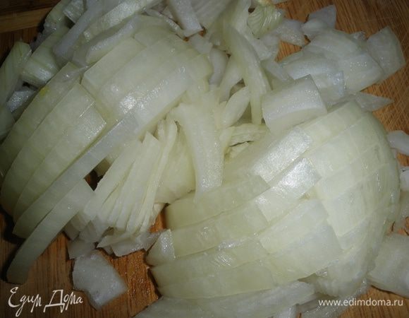 Лук мелко нарезать. 