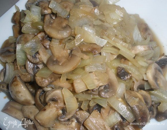 Лук и грибы обжарить на растительном масле 7 минут. Послить по вкусу. 