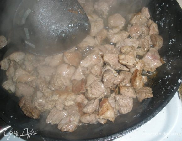 Разогреть сухую сковороду. Обжарить в ней мясо. Посолить, поперчить. 