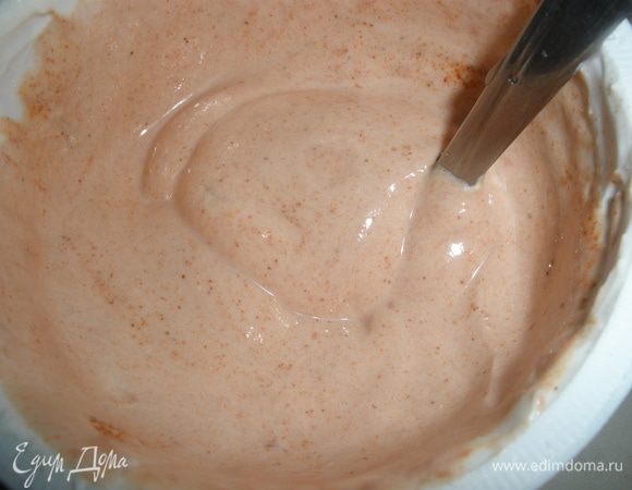 Приготовить соус: сметану смешать с паприкой, тимьяном и томатной пастой. Выдавить чеснок. 