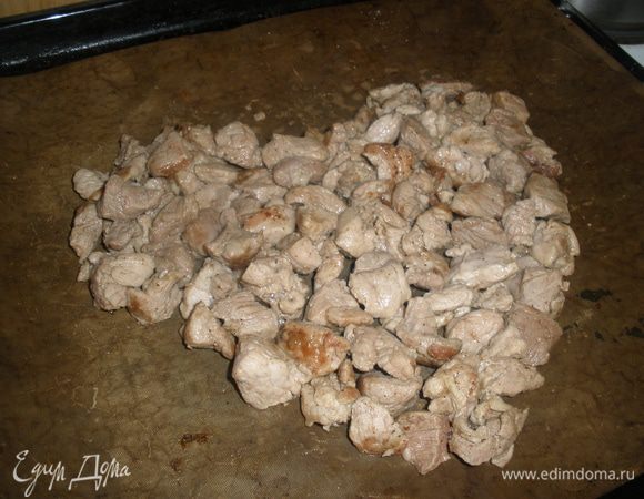 В стеклшянную форму для выпекания выложить в один слой обжаренное мясо ,придав ему форму сердца. 