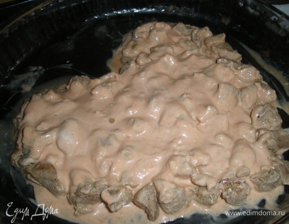 Сверху на мясо выкладываем соус. Размазываем по всей поверхности. 