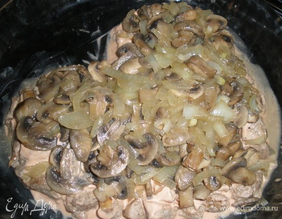 Затем выкладываем луково-грибную смесь. Также придаем форму сердца. 