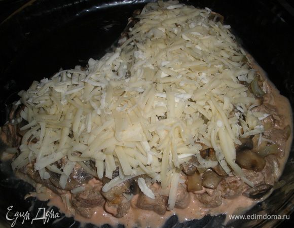 Затем все присыпаем тертым сыром и отправляем в духовку на 30 минут при температуре 200 градусов. 