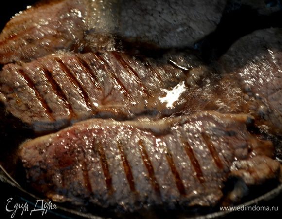 Разогреть на сковороде половину порции раст.масла.Стейки посолить и поперчить.Готовить по 4мин.с каждой стороны.Готовые стейки выложить на жаропрочную тарелку и прикрыть фольгой.Поставить в духовку на 120гр.отдыхать.