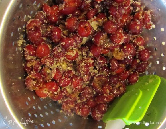 Из черешен удалить косточку, добавить сахар.