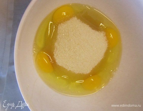 Яйца взбить с сахаром в белую устойчивую пену.