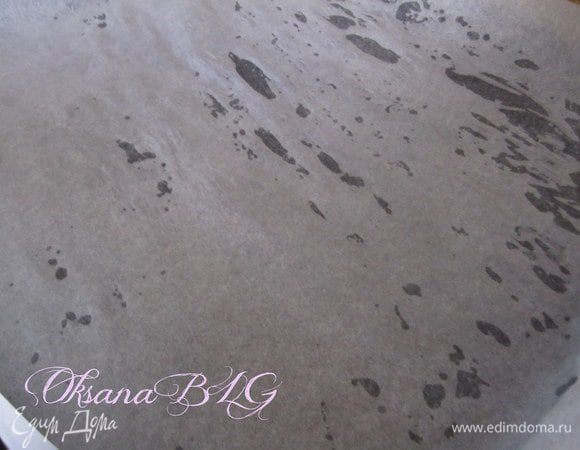 Противень застелить пергаментом.