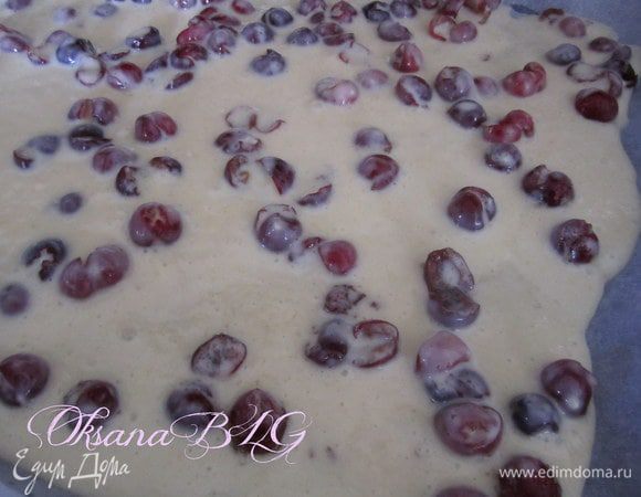  Тесто перемешать с ягодами и залить на противень .Или выложить на противень ягоды а затем залить тестом.