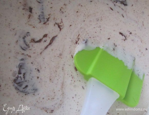 Крем. Сливки довести до кипения, добавить шоколад.