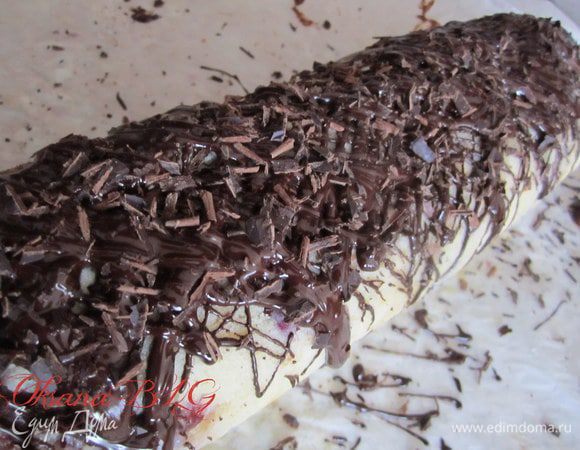 Украсить  растопленным шоколадом. Поставить в холодильник на 30 минут.