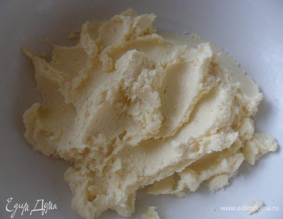 Сливочное масло растереть с сахаром