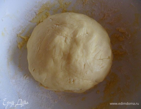 Добавить яйца и перемешать до однородной массы. Затем добавить разрыхлитель и постепенно всю муку, вымесить мягкое эластичное тесто. Убрать тесто в холодильник минут на 30.