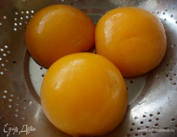 С персиков слить воду и откинуть их на дуршлаг 