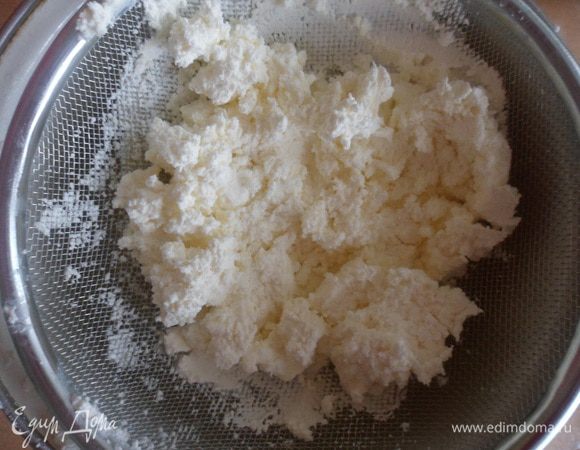 Для творожно-кремовой начинку: творог протереть через сито