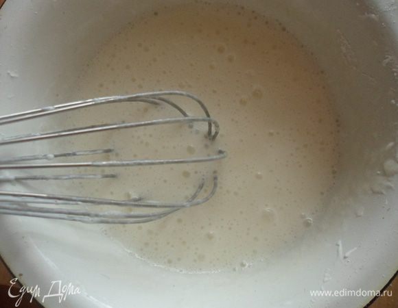 В отдельной чашке взбить сливки, сахар и ванилин
