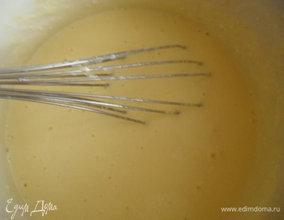 В творог добавить яйца, сливки с сахаром и крахмал, хорошо перемешать. 