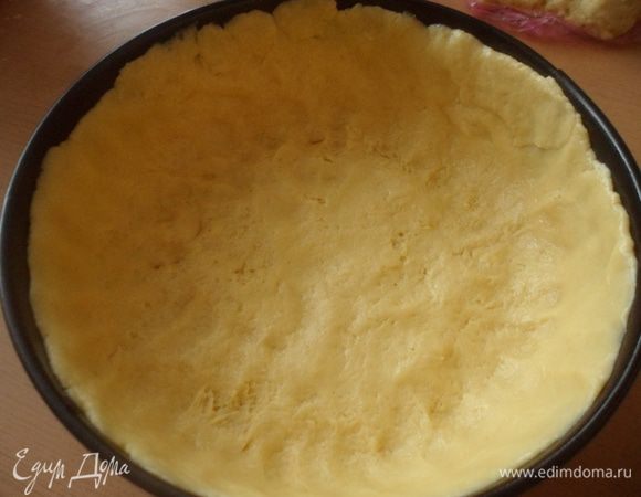 Форму смазать растительным маслом и выложить тесто, хорошо разравнивая руками