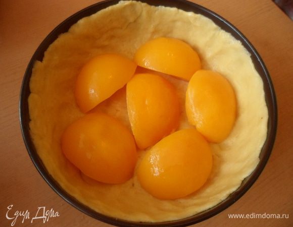 Сверху выложить персики (разрезанные на четвертинки