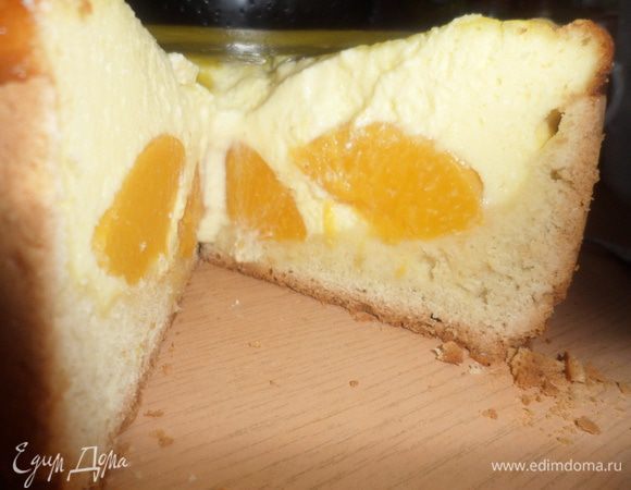 Резать на кусочки нужно когда пирог полностью остынет. Я немного не дождалась (уж очень моим хотелось попробовать вкуснятину) и серединка немного обвалилась, так что тут нужно быть осторожней. Приятного аппетита!!!