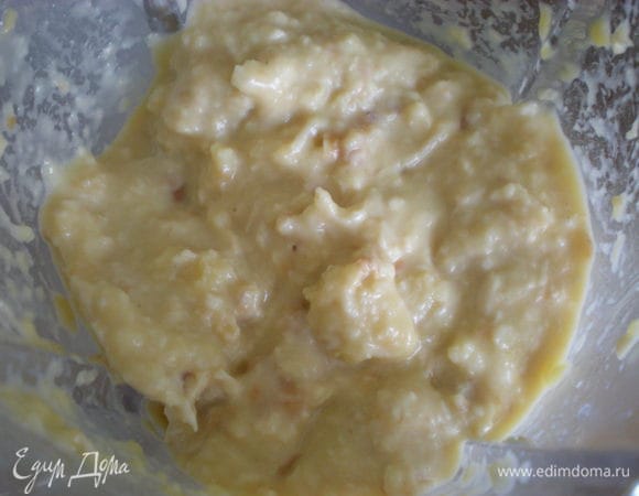 Добавить хлеб, яйцо, щепотку соли, пол стакана бульона, замоченный хлеб в молоке к курочке и хорошенько взбить.