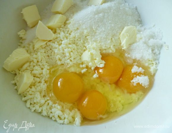 Творог берем не очень влажный. Протереть через дуршлаг или пропустить на мясорубке. Добавить яйца, сахар, ванильный сахар и сливочное масло комнатной температуры. 