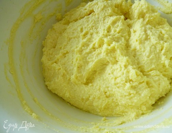Хорошо все перетереть и добавить картофельное пюре. Снова все перетереть до однородной массы. В отдельной посуде  смешать с помощью вилки желток одного яйца и столовую ложку сметаны.