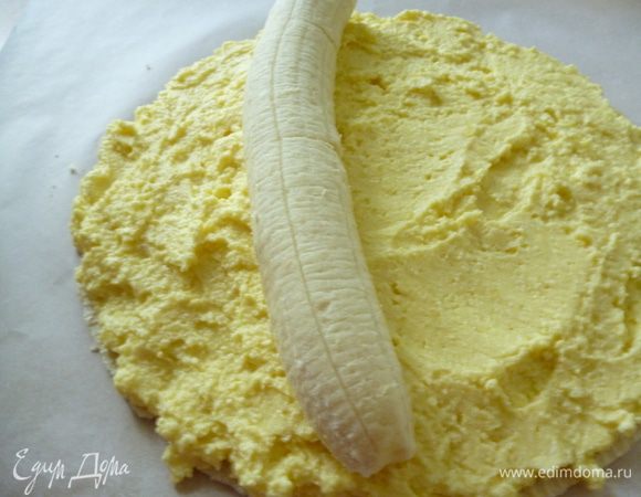 Как только его можно свернуть, выкладываем очищенный банан.