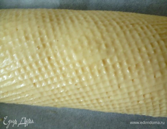 Смазываем рулет сверху и с боков яично-сметанной смесью и выпекаем в нагретой до 160 градусов духовке 45 минут. Затем выключаем огонь и оставляем рулет в духовке с приоткрытой дверкой еще на 15 минут. Достаем форму из духовки, накрываем салфеткой и даем полностью остыть. Приятного аппетита!