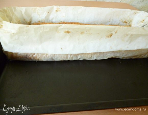 Выпекать рулет лучше всего в кексовой форме. Я разделила на два рулета,потому что круглые коржи не очень большие. Прямоугольные удобней. И еще: можно выпекать сразу два рулета на противне. Я сделала бортики из пергамента и таким образом зафиксировала и отделила их друг от друга.