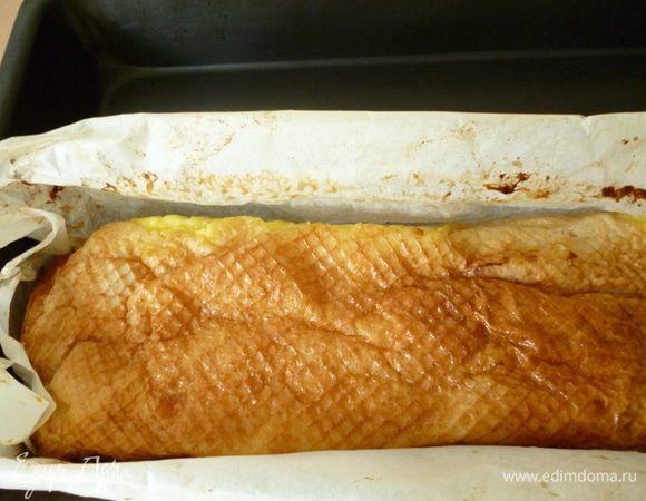 Вот такой он после выпечки. Благодаря вафельной оболочке он не подгорает.