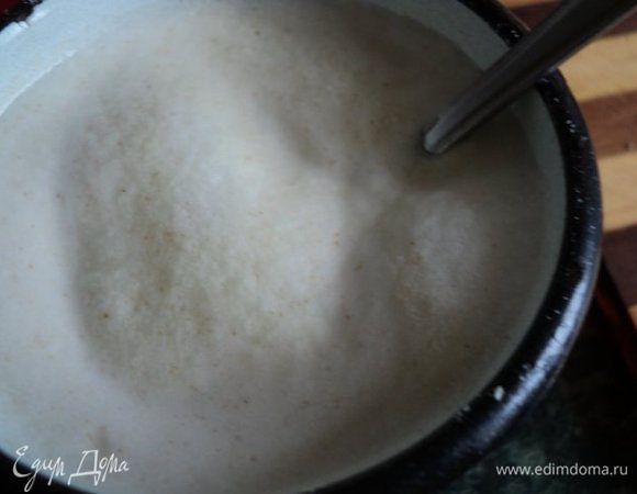 Дрожжи развести в 1/2 стакана теплой воды, добавив 1 ч.ложку сахара и 2ст.ложки манки. Дать подойти опаре.