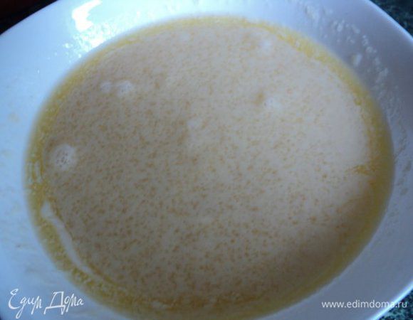 Масло растопить, смешать со сметаной и сахаром.