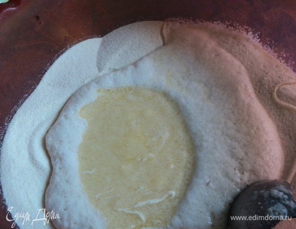 Манку высыпать в миску, сделать углубление. В центр вылить опару, слегка перемешать, добавить масляную смесь, теплую воду, ванильный сахар. Ложкой замесить  мягкое тесто. Накрыть миску влажным полотенцем и поставить в теплое место на расстойку на 40мин. Я ставила в духовку, включив ее на 50 градусов.